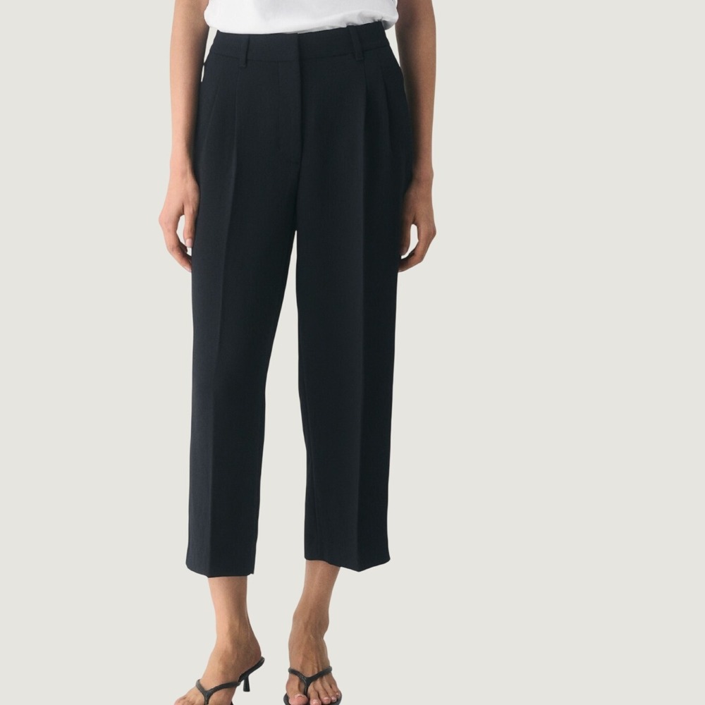 Aritzia Womens Effortless Pant Cropped Crepette Size 0 Black Pleated High Rise